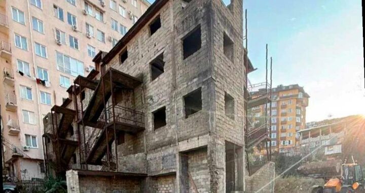 В Сочи сносят три самостроя