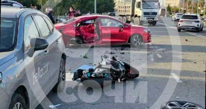 В Сириусе произошло ДТП с участием мотоциклиста