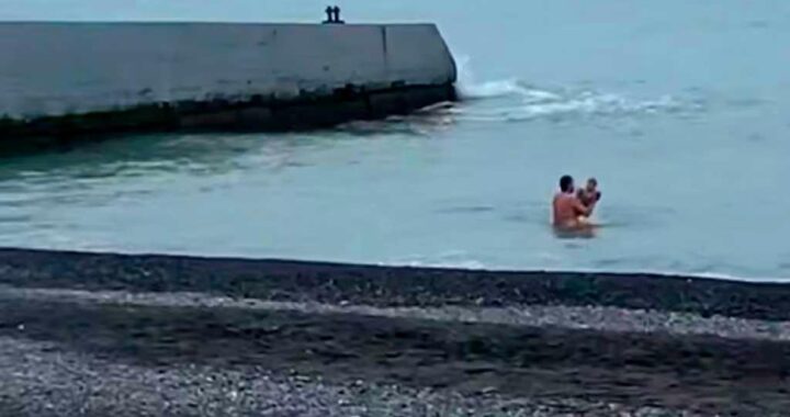 В Сочи мужчина купал в зимнем море детей, полиция разыскивает «моржа»