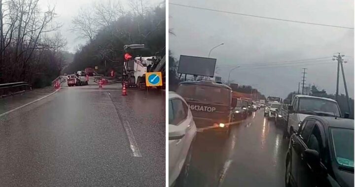 Треснуло дорожное полотно на трассе в Сочи, образовалась пробка