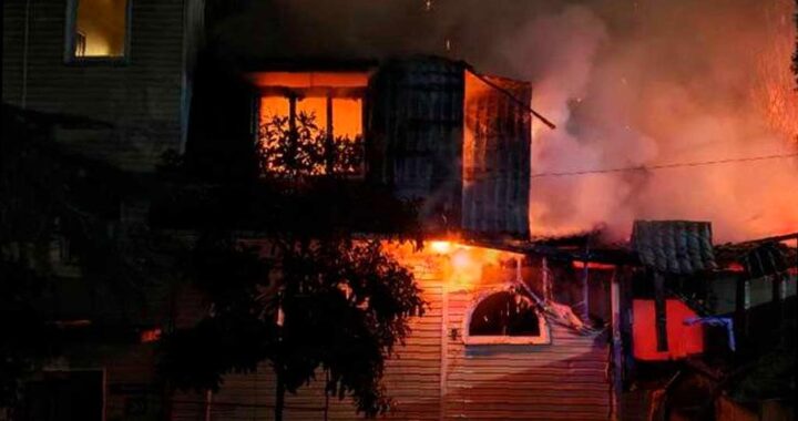 В центре Сочи произошел крупный пожар в двухэтажном доме