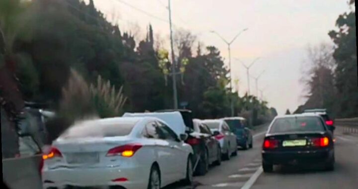 Сразу четыре машины столкнулись друг с другом на улице Ленина в Адлере