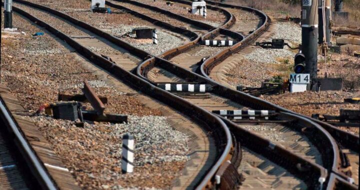 На Кубани около 50 поездов опаздывают из-за необычного снегопада