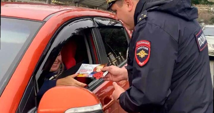 Сотрудники Госавтоинспекции Сочи поздравили водителей с Рождеством