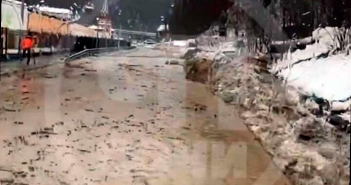 Сход селевого потока произошел на дороге в горном кластере Сочи, ведущей к курорту «Роза Хутор». Грязекаменная масса вышла на проезжую часть неподалеку от этнопарка «Моя Россия», частично затрудняя движение транспорта.