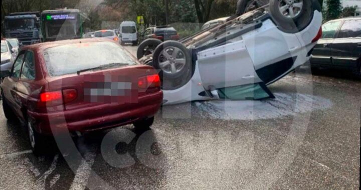 В центре Сочи произошло ДТП: машина перевернулась