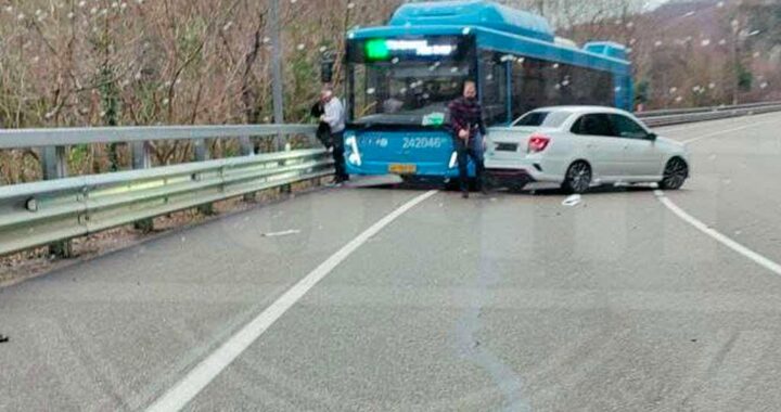 На дороге в Сочи произошло ДТП: легковушка столкнулась с автобусом