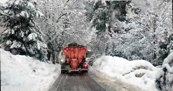 В Сочи идет расчистка от снега после праздников
