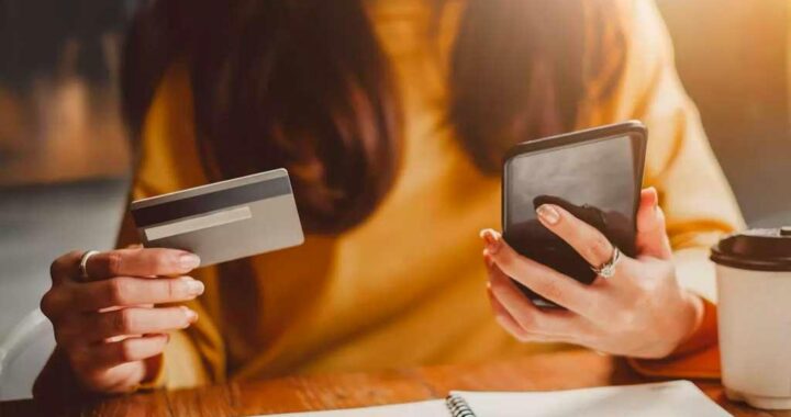 Аферисты из Сочи обманули женщину на 7 миллионов рублей, выдавая себя за полицейских