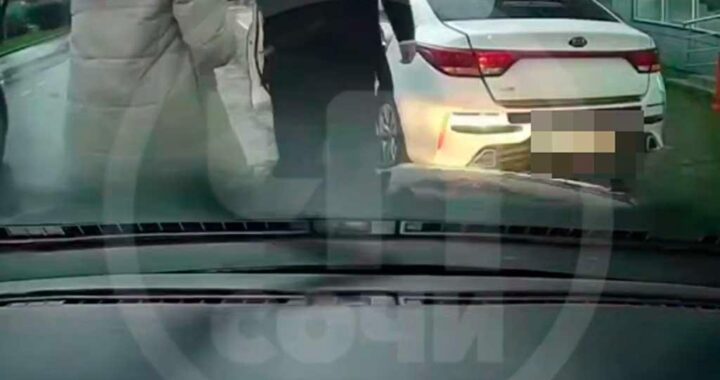 Таксист в Сочи конфликтовал с женщиной из-за парковки, полиция проверяет