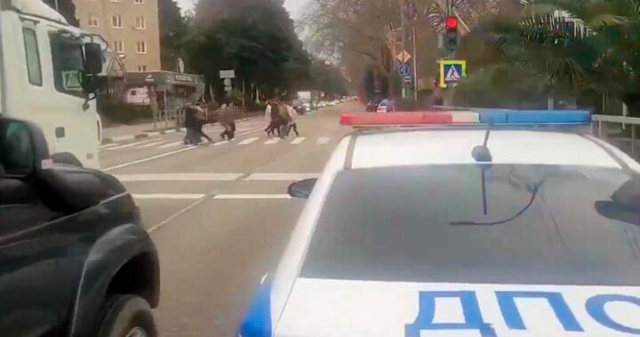 Инспекторы в Сочи проводят профилактическое мероприятие с использованием громкоговорителей