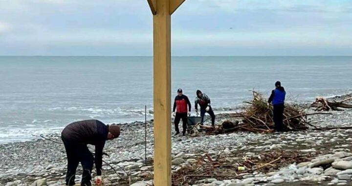 После недавнего шторма в Сочи начали уборку пляжей. Коммунальщики работают по всем районам, очищая береговую линию от мусора, который выбросило море. В Центральном районе уже удалось собрать и вывезти около 15 кубометров мусора к обеду. В Лазаревском районе уборку проводят пользователи пляжей, а в Хостинском районе также активно идут работы. Фото предоставлено МЦУ Сочи.