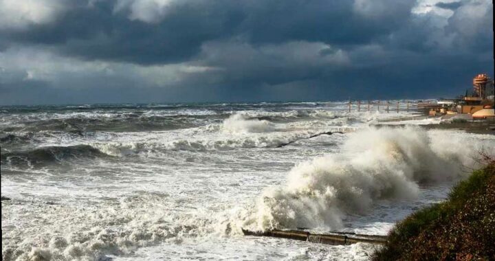 В Сочи прогнозируют усиление ветра и шторм