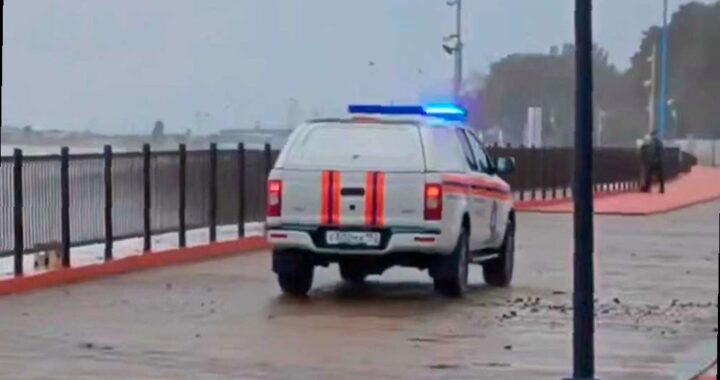 В Сочи отдыхающих просят покинуть набережные из-за шторма