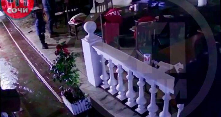 В Сочи штормовая волна затопила кафе и смыла людей