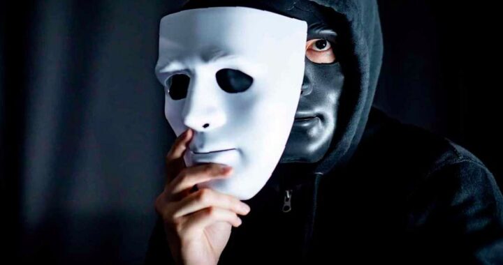 Новая схема обмана: мошенники выдают себя за налоговую и выманивают СМ