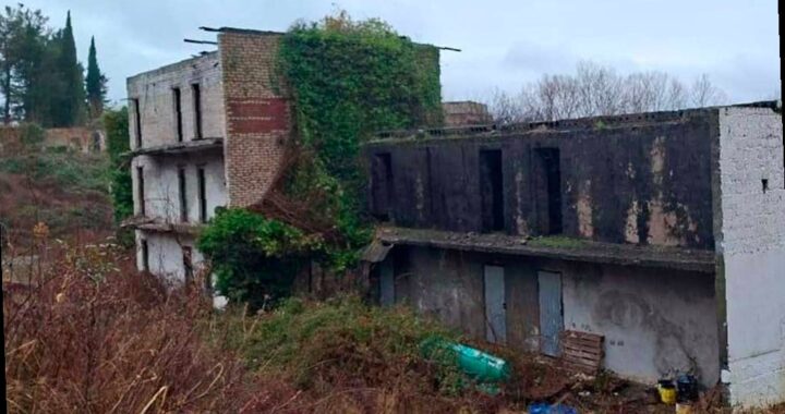 В Сочи приставы добились сноса 13 аварийных зданий бывшего пансионата