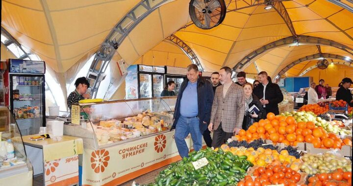 «Виктор Тепляков проверил работу ярмарки в Центральном районе Сочи»