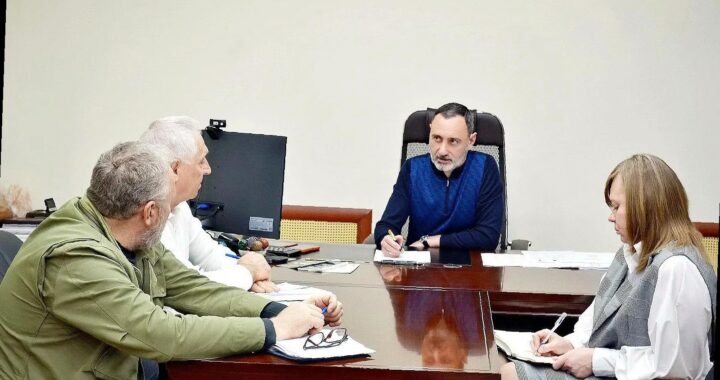 «Виктор Тепляков обсудил работу приюта для животных в Сочи»