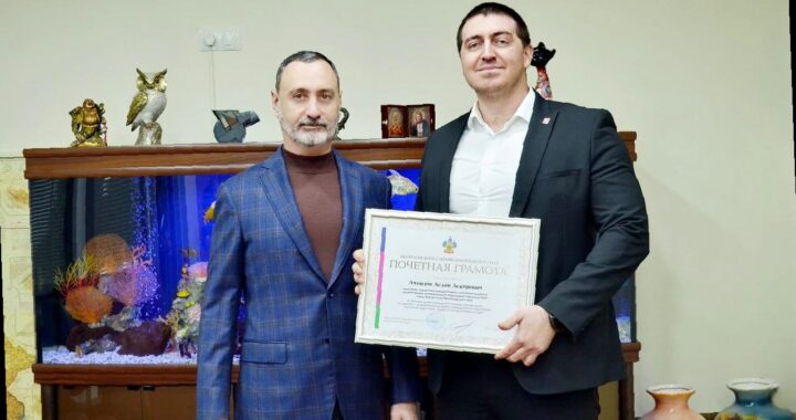 «Виктор Тепляков наградил лучших специалистов Сочи знаками отличия региональной Думы»