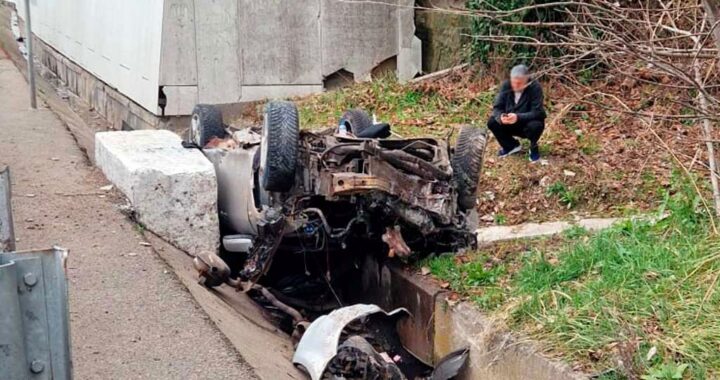 На трассе в Сочи автомобиль улетел в ливневку, водителя доставали спас