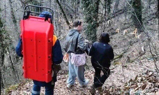 В Сочи спасатели эвакуировали туристку с «Тропы здоровья» после травмы